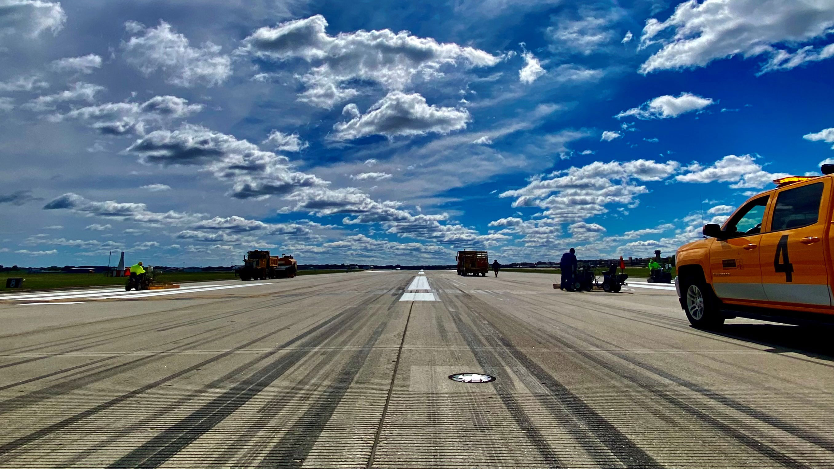 Dane County Regional Airport Departures - b5nn9n8